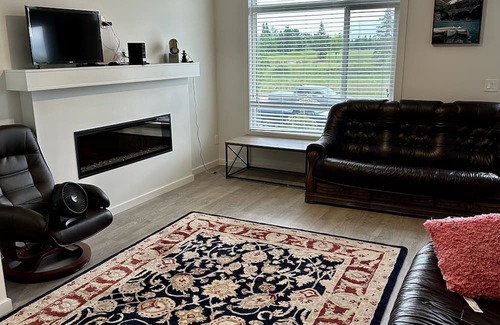 Southwest Edmonton Apartamento | Facing Beautiful Golf Course Serene Environment 25 min Airport , with central AC