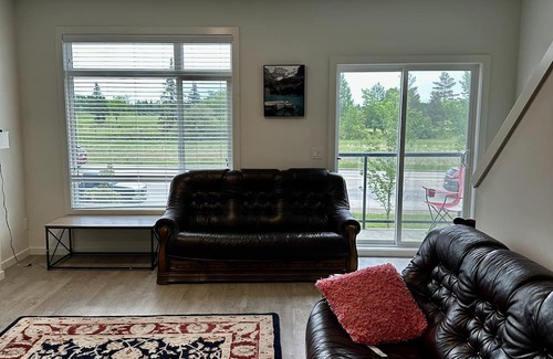 Southwest Edmonton Apartamento | Facing Beautiful Golf Course Serene Environment 25 min Airport , with central AC