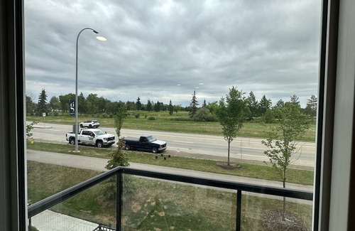 Southwest Edmonton Apartamento | Facing Beautiful Golf Course Serene Environment 25 min Airport , with central AC