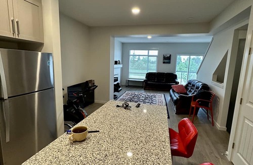 Southwest Edmonton Apartamento | Facing Beautiful Golf Course Serene Environment 25 min Airport , with central AC