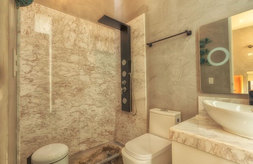 Punta Sal Casa | LN10 Resort Style all inclusive queen bed suite frente al Mar