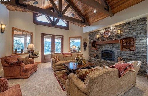 Roseburg Casa | Opulent estate in close proximity to renowned wineries and golf.