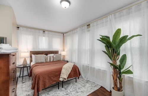 College Heights Apartamento | Recently Remodeled and Sunlit Apartment Near EMU and UM