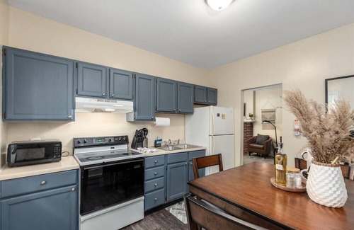 College Heights Apartamento | Recently Remodeled and Sunlit Apartment Near EMU and UM