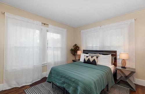 College Heights Apartamento | Recently Remodeled and Sunlit Apartment Near EMU and UM