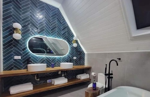 Monteverde Cabina | A-frame in the forest + Deck + Hot tub+ Fire place