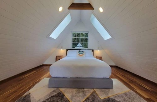 Monteverde Cabina | A-frame in the forest + Deck + Hot tub+ Fire place