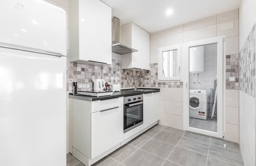 Torrevieja Apartamento | Apartment 'Blanco' with Balcony, Wi-Fi and Air Conditioning