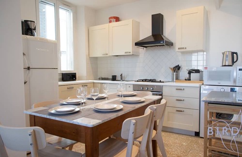 Antibes Old Town Apartamento | Beautiful apartment Place Nationale in Antibes old town