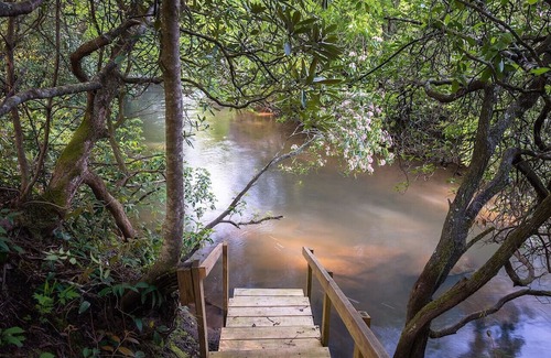 Mountain Rest Casa | “The Happy Place” River front cabin with dock