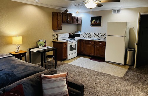 Roseville Apartamento | Modern Studio With Full Kitchen & Bathroom