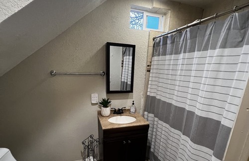 Roseville Apartamento | Modern Studio With Full Kitchen & Bathroom