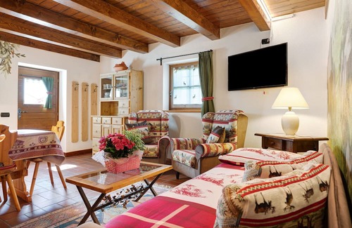 Rabbi Apartamento | "Chalet Berghof Ranuncolo" with Whirpool and Wi-Fi
