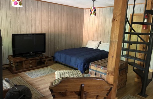 Schroon Lake Cabina | Escape to the Lake and Relax on the Private Beach