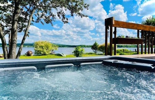 Le Haut-Saint-Francois Regional County Municipality Chalet De Esquí | Superb log cabin *Spa* *Waterfront*
