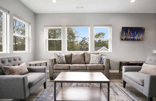 Bensenville Condominio | New Stunning 2BED 2BATH Apartment. Close to METRA, O'Hare and Rivers Casino