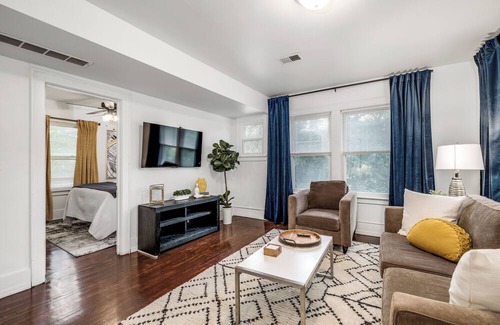 College Heights Apartamento | Renovated Modern Unit| Walk to EMU | Short drive to UM and UM Hospital | Pets OK