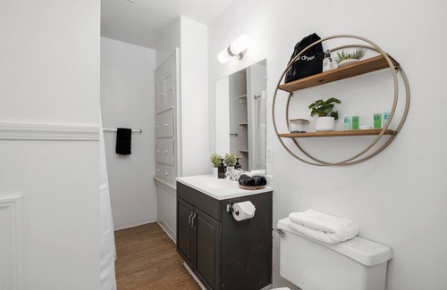 College Heights Apartamento | Renovated Modern Unit| Walk to EMU | Short drive to UM and UM Hospital | Pets OK