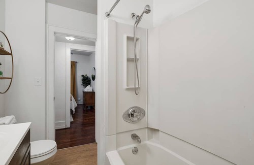 College Heights Apartamento | Renovated Modern Unit| Walk to EMU | Short drive to UM and UM Hospital | Pets OK
