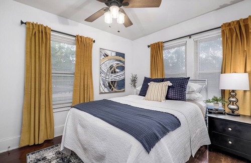 College Heights Apartamento | Renovated Modern Unit| Walk to EMU | Short drive to UM and UM Hospital | Pets OK