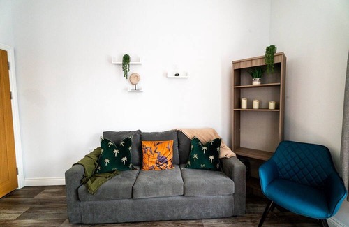 Castle Apartamento | Converted Chapel Swansea | King Bed | Sleeps 4.