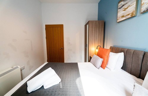 Castle Apartamento | Converted Chapel Swansea | King Bed | Sleeps 4.