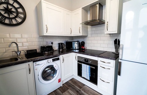 Castle Apartamento | Converted Chapel Swansea | King Bed | Sleeps 4.