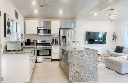 Park West Casa | Pristine 1BD/1BA Bungalow + Hot Tub