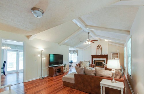 Bellevue Casa | NEW Secluded Pool Home 20 Mins to DWTN!