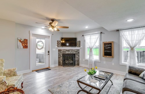White Mills Casa | Pet-Friendly Sonora Farmhouse Escape: Petting Zoo!