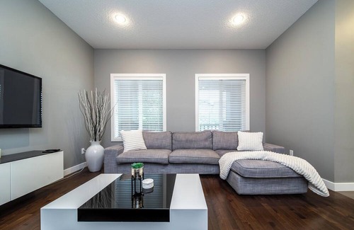 West Edmonton Casa | New-Spacious & Cozy Family home-4Bdrm-WEM-AC-PATIO