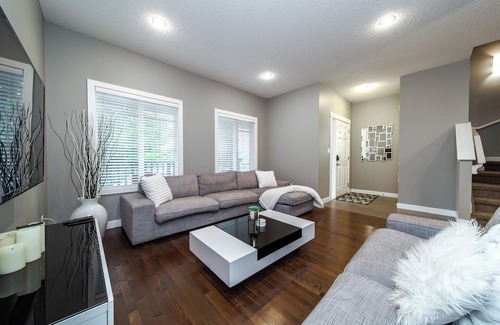 West Edmonton Casa | New-Spacious & Cozy Family home-4Bdrm-WEM-AC-PATIO