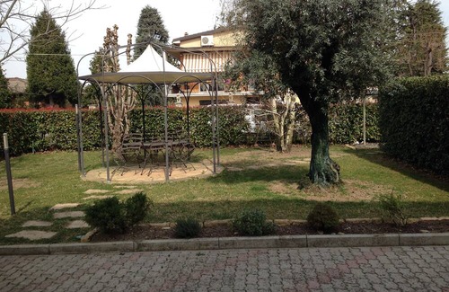 Piumazzo Apartamento | Cozy whole apartment in quiet area with indoor car parking.