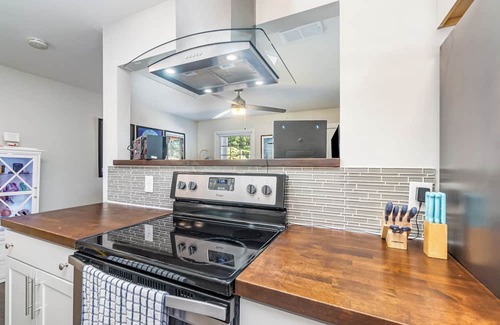 Biddleville Casa | QC Retro - Stylish 2-Queen bedroom townhome in Center City Charlotte