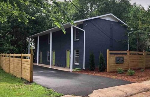 Biddleville Casa | QC Retro - Stylish 2-Queen bedroom townhome in Center City Charlotte