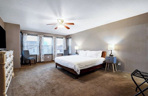 Live Oak Casa | This house is a 5 bedroom(s), 2.5 bathrooms, located in Live Oak, TX.