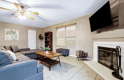 Live Oak Casa | This house is a 5 bedroom(s), 2.5 bathrooms, located in Live Oak, TX.