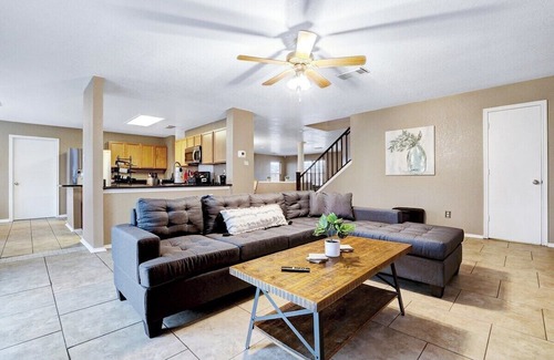Live Oak Casa | This house is a 5 bedroom(s), 2.5 bathrooms, located in Live Oak, TX.