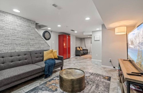 Olney-Oak Lane Casa | Uptown Gem! 2Luxe King Suites + Deck + Parking!