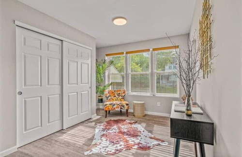 Olney-Oak Lane Casa | Uptown Gem! 2Luxe King Suites + Deck + Parking!
