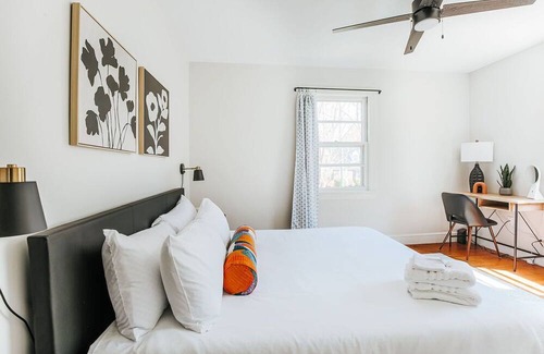 Lewis Mountain Casa | *NEW* Lewis Mtn Retreat: Walk to UVA & JPJ