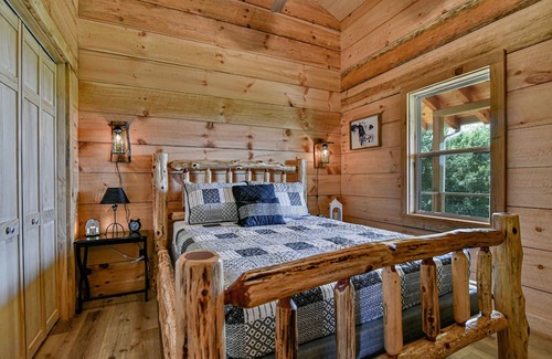 Hendersonville Cabina | Beautiful Log Cabin on Horse Farm The Holy Cow