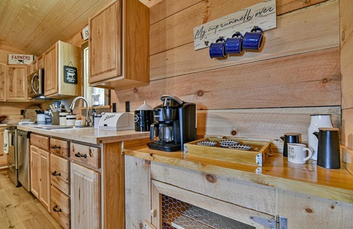 Hendersonville Cabina | Beautiful Log Cabin on Horse Farm The Holy Cow