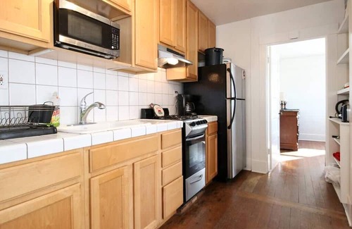 Golden Hill Apartamento | Nice 1 bedroom with skyline views from the private patio