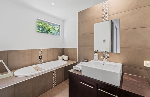 East Bendigo Casa | Top End Poolside Perfect Holiday Home