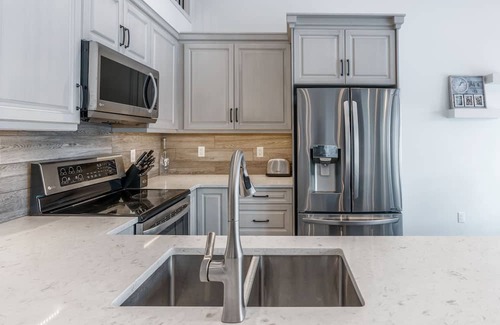 Central Okanagan Cabaña | *SPACIOUS-STUNNING-FAMILY AND PET FRIENDLY, SHORT WALK TO MAIN AMENITIES AREA!