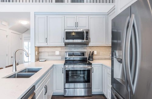 Central Okanagan Cabaña | *SPACIOUS-STUNNING-FAMILY AND PET FRIENDLY, SHORT WALK TO MAIN AMENITIES AREA!