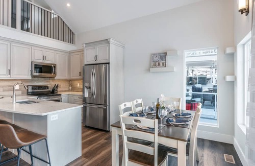 Central Okanagan Cabaña | *SPACIOUS-STUNNING-FAMILY AND PET FRIENDLY, SHORT WALK TO MAIN AMENITIES AREA!