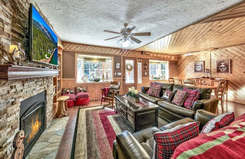 Montgomery Estates Cabaña | The Lazy Bear's Den roomy 2 bedroom updated cabin,