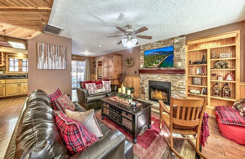 Montgomery Estates Cabaña | The Lazy Bear's Den roomy 2 bedroom updated cabin,